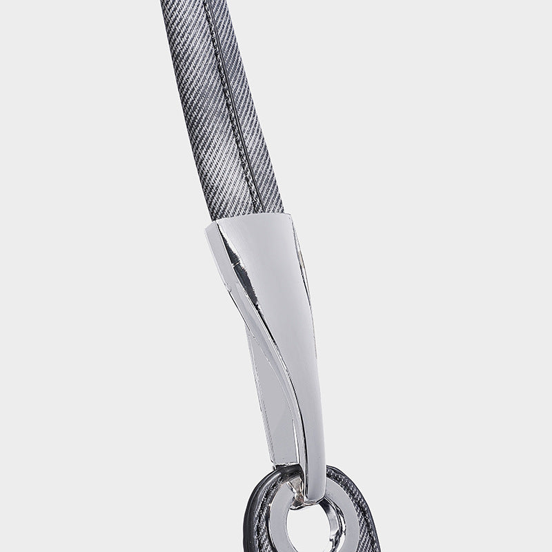 Große, lässig fallende Hobo-Schultertasche mit gewaschener, matter Struktur, Reißverschluss oben, silberfarbenen Beschlägen und langem, detail
