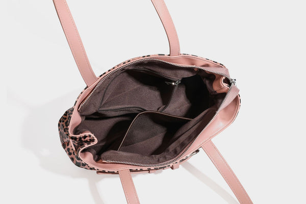 Strukturierte Schultertasche mit Leopardenmuster, Wickeldetail mit Gürtelschnalle, langen Doppelriemen und silberfarbenen Beschlägen, Detailansicht