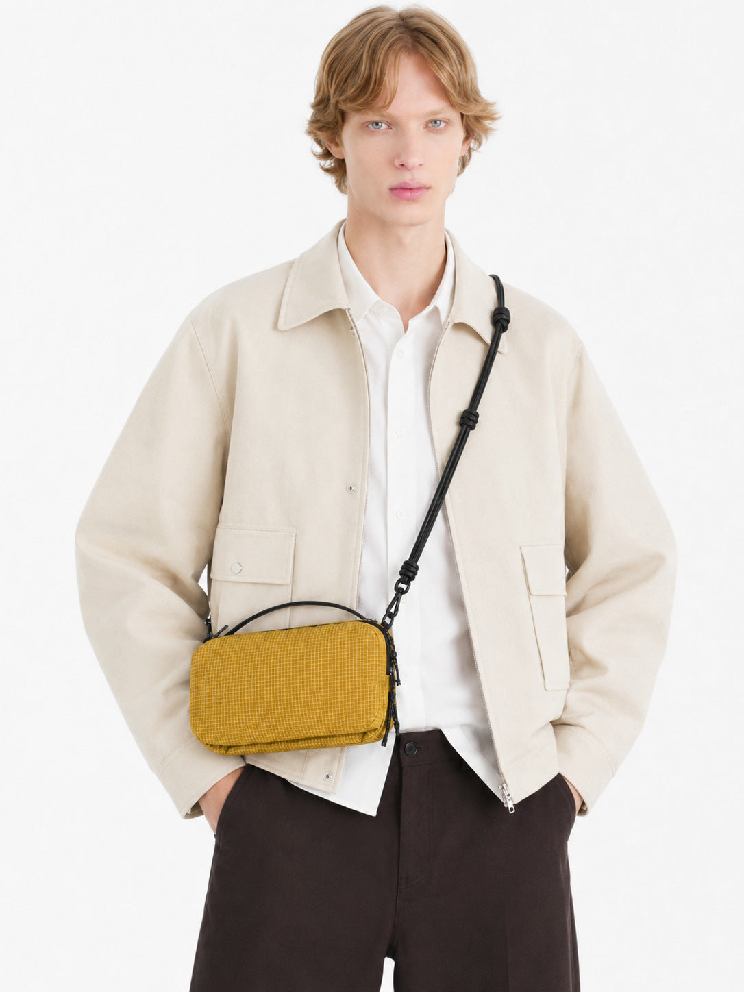 Kompakte rechteckige Nylon-Crossbody-Bag mit Reißverschluss oben, geknotetem verstellbarem Riemen und kurzem Tragegriff, Detailansicht 13
