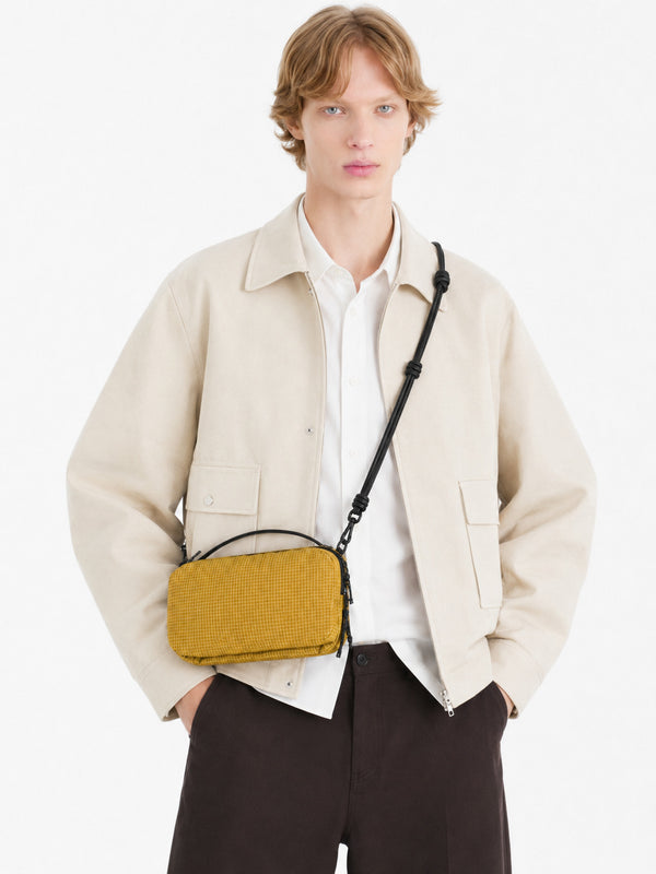 Kompakte rechteckige Nylon-Crossbody-Bag mit Reißverschluss oben, geknotetem verstellbarem Riemen und kurzem Tragegriff, Detailansicht 13