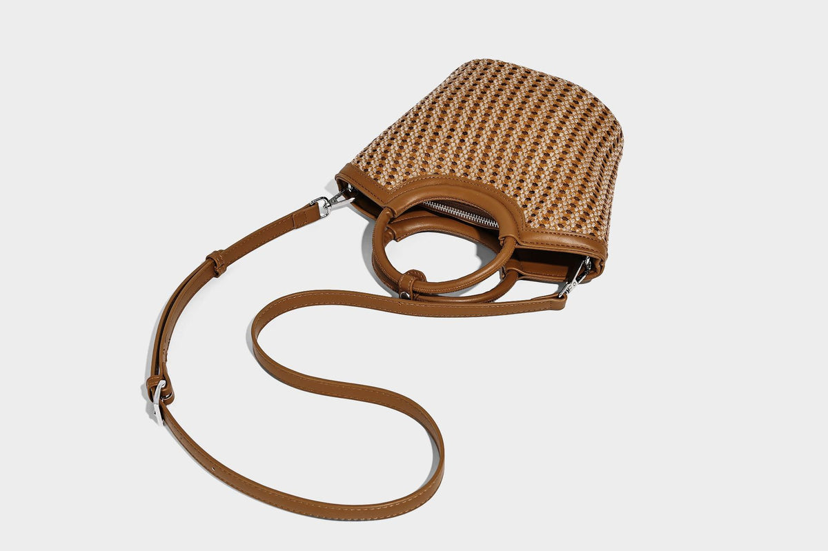 Kleine gewebte Beuteltasche in Tanbraun mit rundem Henkel aus Lederimitat, Quastenanhänger mit Perlen und abnehmbarem Crossbody-Riemen