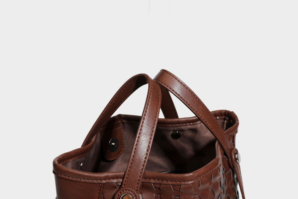 Shopper-Schultertasche im Bucket-Stil mit Webstruktur in Lederoptik, rundem Anhänger und langen doppelten Trägern, Detailansicht 36