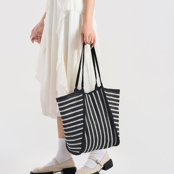 Große gewebte Tote-Bag mit schwarz-weißen Streifen, offenem oberen Abschluss und langen Schulterriemen, Detailansicht 2