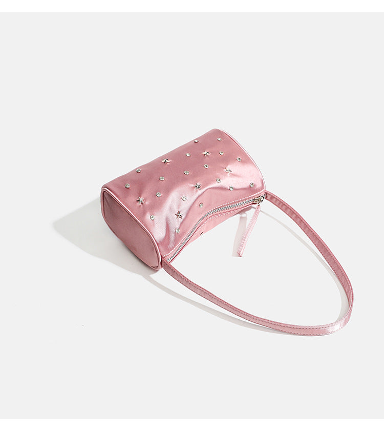 Kompakte Metallic-Schultertasche mit sternförmigen Nieten und Nieten in Strassoptik in Silber, Reißverschluss oben und einem fest angebrachten Riemen