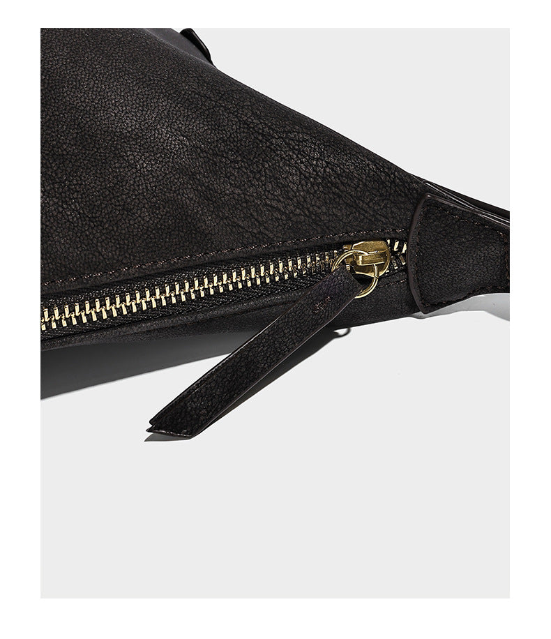 Lässige Hobo-Schultertasche mit matter Oberfläche, Quastenbesatz und goldfarbenen Metallelementen, Detailansicht 13
