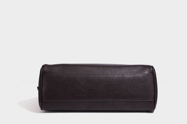 Formstabile rechteckige Schultertasche in Dunkelbraun mit Lederoptik, Überschlag und mehrlagigem Frontdetail sowie langem verstellbarem Riemen, Detail