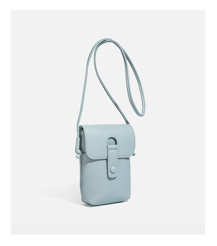 Kleine vertikale rechteckige Crossbody-Handytasche in genarbter Lederoptik mit abgerundeter Klappe, Laschenverschluss mit Druckknopf und