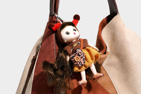 Weich fallende Patchwork-Tote in Braun, Rost, Camel und Beige mit Partien in Velourslederoptik, Besatz in Lederoptik und verstellbarem Schulterriemen