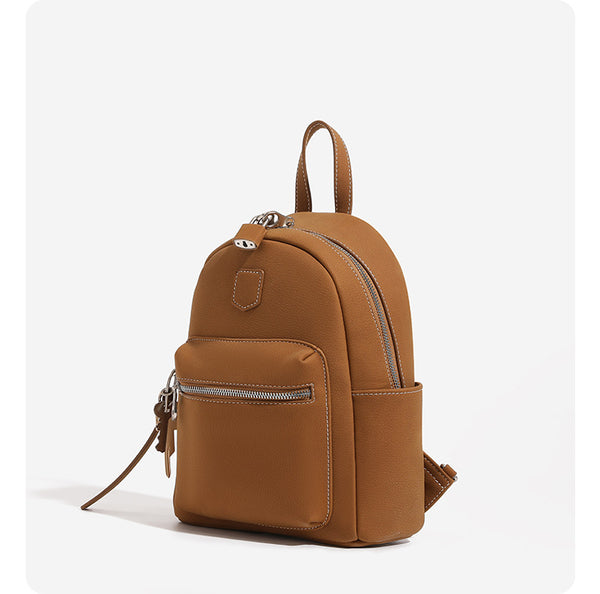 Mini-Rucksackhandtasche mit abgerundeter Form und genarbter Oberfläche, silberfarbenen Beschlägen, Reißverschlussfach vorne und verstellbaren Rucksackriemen