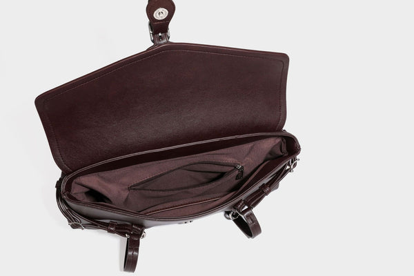 Strukturierte rechteckige Schultertasche mit Überschlagverschluss, vorderem Schnallengurt-Detail und ringförmigen Beschlägen in