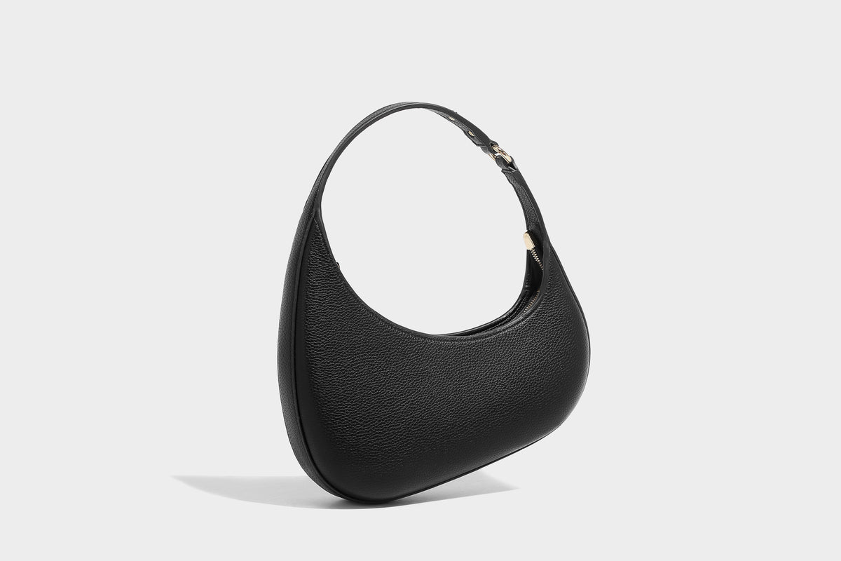 Sichelförmige Halbmond-Hobo-Schultertasche in genarbter Lederoptik mit schmalem Riemen und goldfarbenen Reißverschlussdetails, Detailansicht