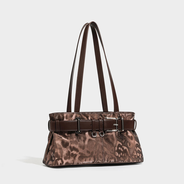 Schultertasche mit Leopardenmuster, brauner Lederoptik-Besatz, vorderem Detail mit Gürtelschnalle, silberfarbenen Beschlägen und langen