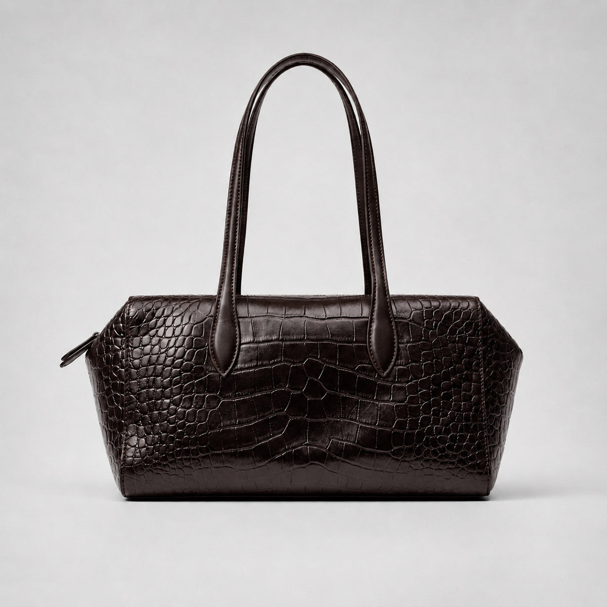 Schwarze, glänzende trapezförmige Schultertasche mit Kroko-Prägung, zwei abgerundeten Trageriemen und Reißverschluss, Detailansicht 9