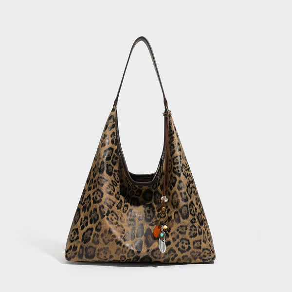 Weiche Hobo-Tote-Tasche mit Leopardenprint in Beige und Braun, dunkelbraunem Trageriemen in Lederoptik und herabhängendem Perlenanhänger