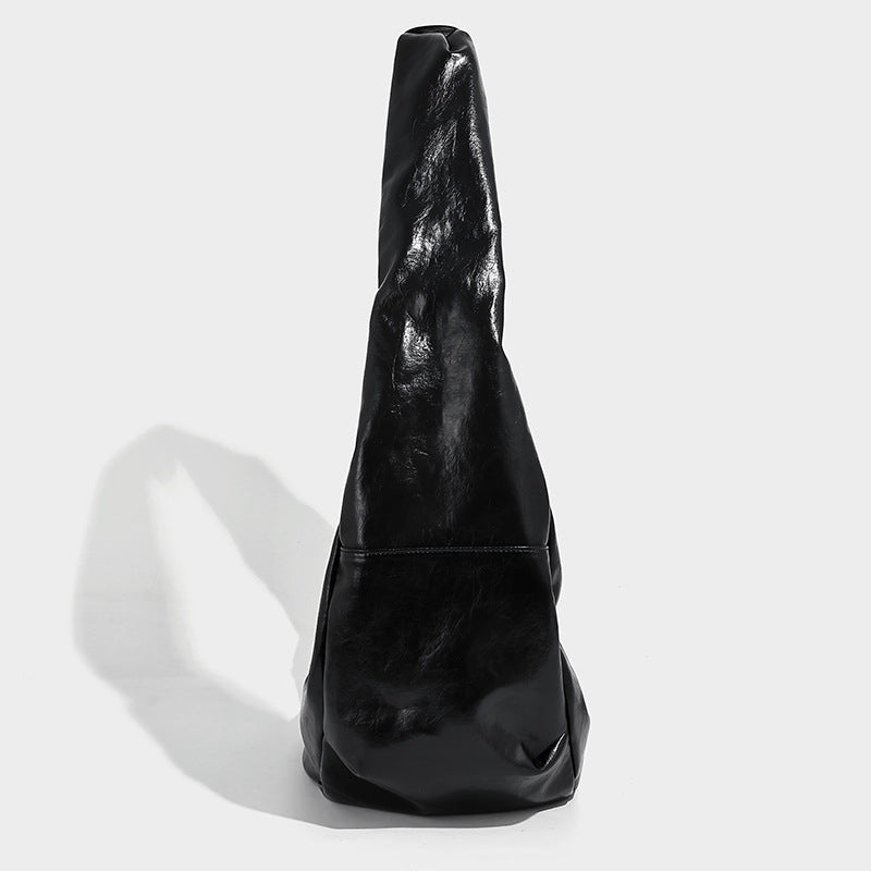 Glänzende, lässig fallende schwarze Hobo-Tasche in Halbmondform mit breitem, integriertem Schulterriemen und silberfarbenem Reißverschluss, Detailansicht 3