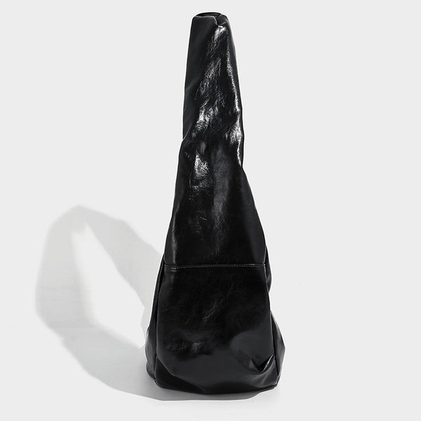 Glänzende, lässig fallende schwarze Hobo-Tasche in Halbmondform mit breitem, integriertem Schulterriemen und silberfarbenem Reißverschluss, Detailansicht 3