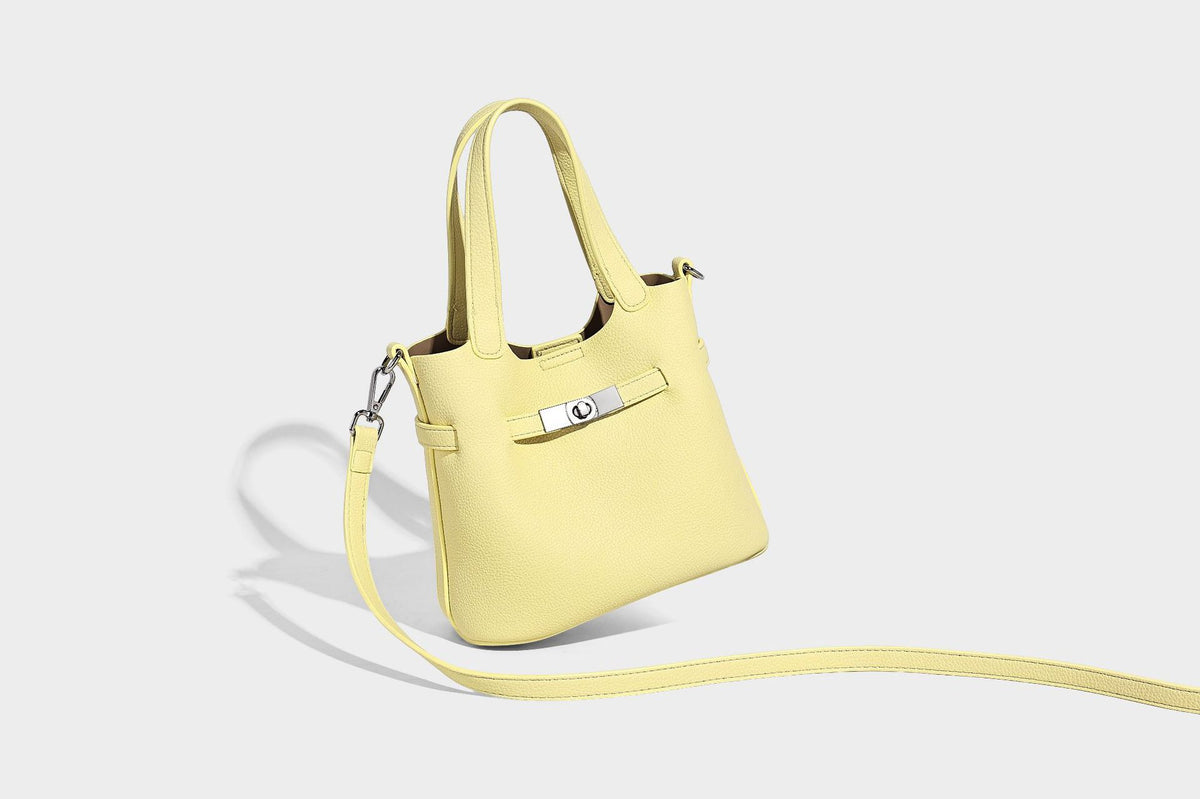 Kleine formstabile Tote-Bag mit genarbter Oberfläche, silberfarbenem Drehverschluss und zwei Henkeln, Detailansicht 30