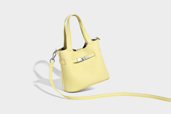 Kleine formstabile Tote-Bag mit genarbter Oberfläche, silberfarbenem Drehverschluss und zwei Henkeln, Detailansicht 30