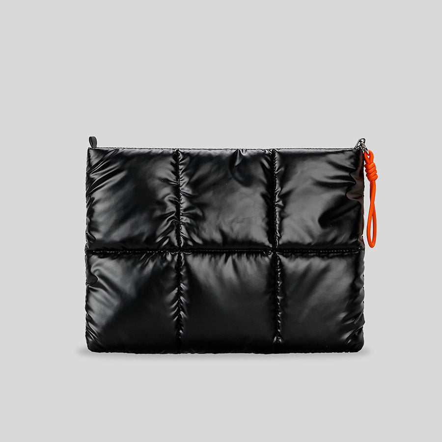 Gesteppte Puffer-Schultertasche in hochglänzendem Metallic-Silber mit neonfarbenem Kordel-Zipperanhänger und gepolstertem, geknotetem Trageriemen, Detailansicht 3