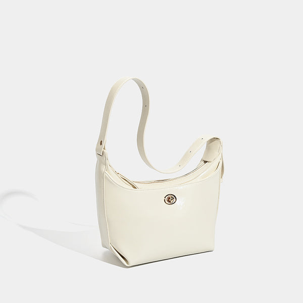 Glänzende Hobo-Schultertasche in Lederoptik mit sichelförmiger Silhouette und goldfarbenem Drehverschluss, Detailansicht 3
