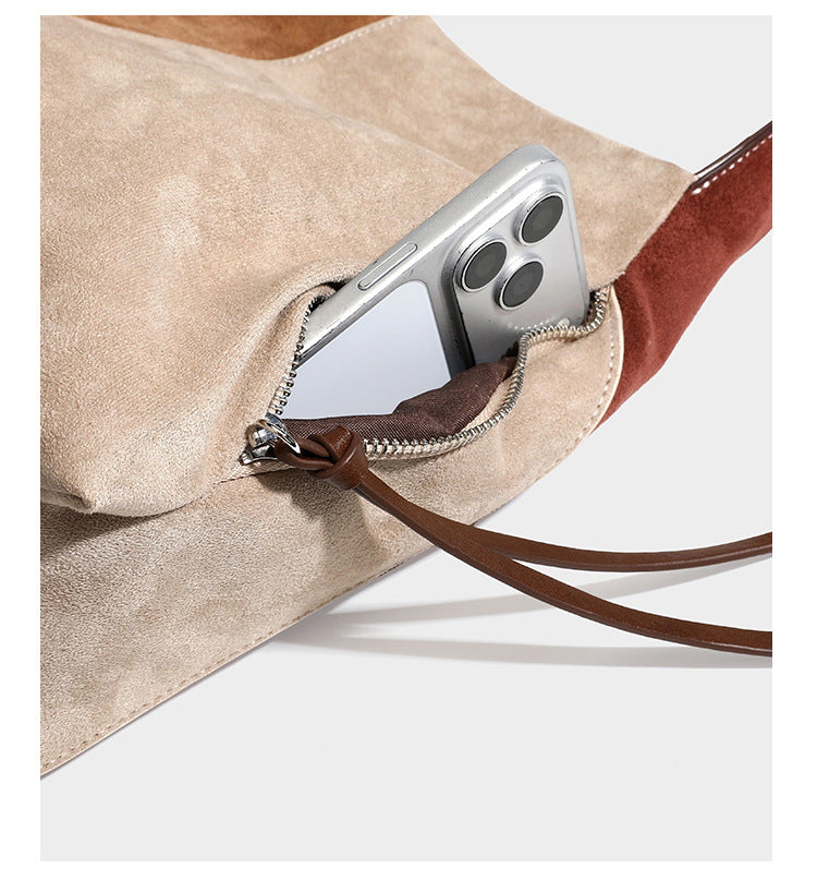 Weich fallende Patchwork-Tote in Braun, Rost, Camel und Beige mit Partien in Velourslederoptik, Besatz in Lederoptik und verstellbarem Schulterriemen