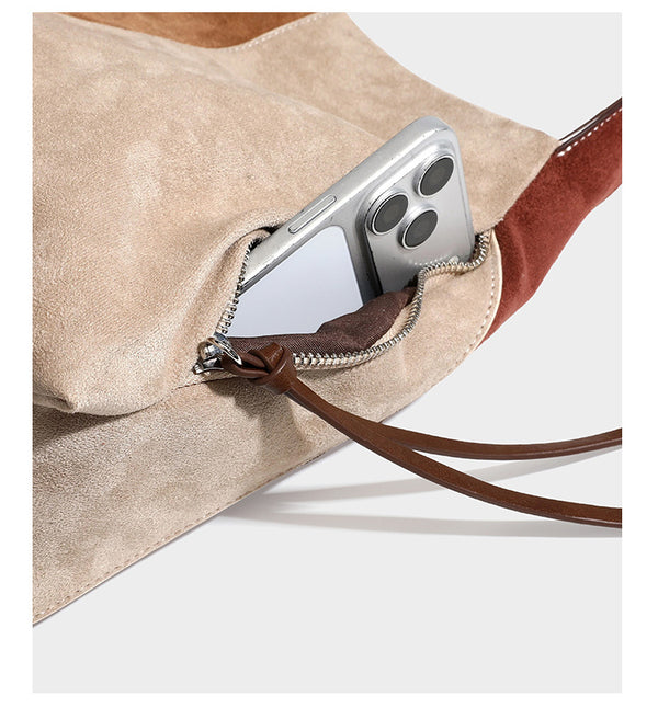 Weich fallende Patchwork-Tote in Braun, Rost, Camel und Beige mit Partien in Velourslederoptik, Besatz in Lederoptik und verstellbarem Schulterriemen