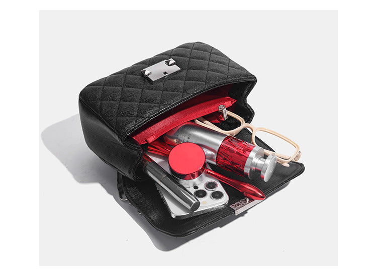 Kleine, formstabile Schultertasche mit Rautensteppung und Klappe, doppeltem silberfarbenem Kettenriemen sowie rechteckigem silberfarbenem Verschluss, Detailansicht
