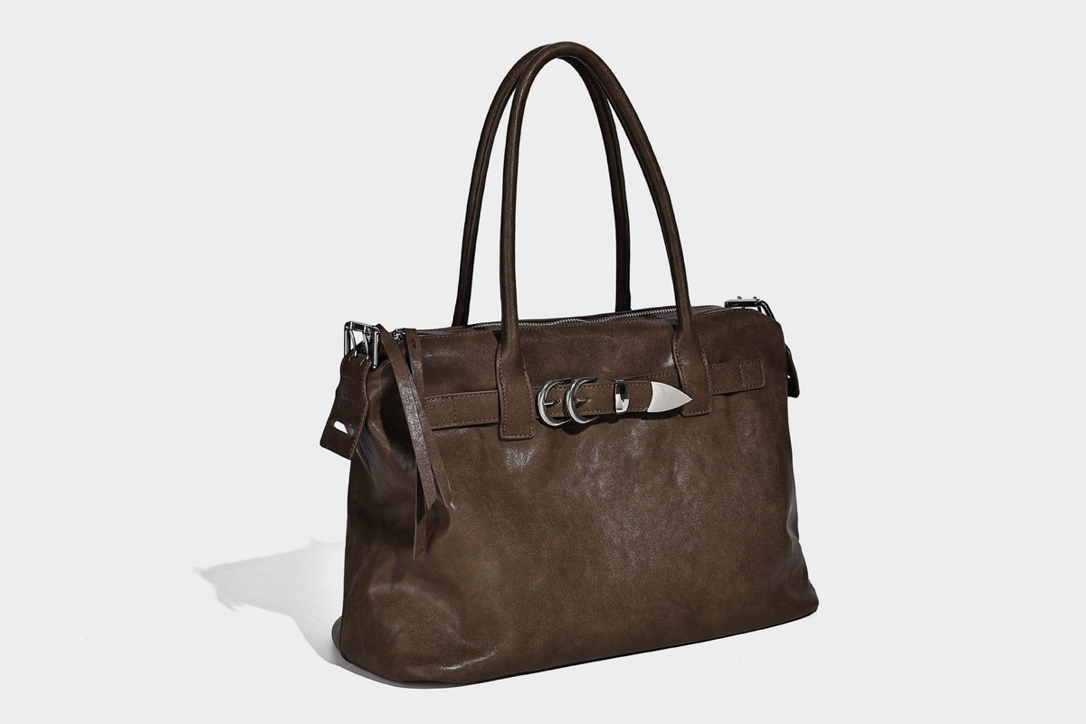 Glänzende, strukturierte schwarze Tote-Bag mit silberfarbenem Schnallenriemen, zwei Henkeln und abnehmbarem Schulterriemen, Detailansicht 17