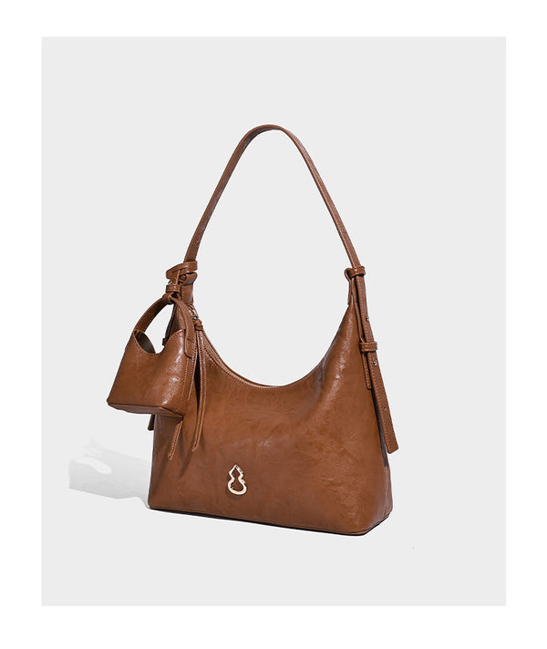 Glänzende Hobo-Schultertasche in Lederoptik mit abnehmbarem Mini-Beutel und Logo-Beschlägen in Goldoptik, Detailansicht 9