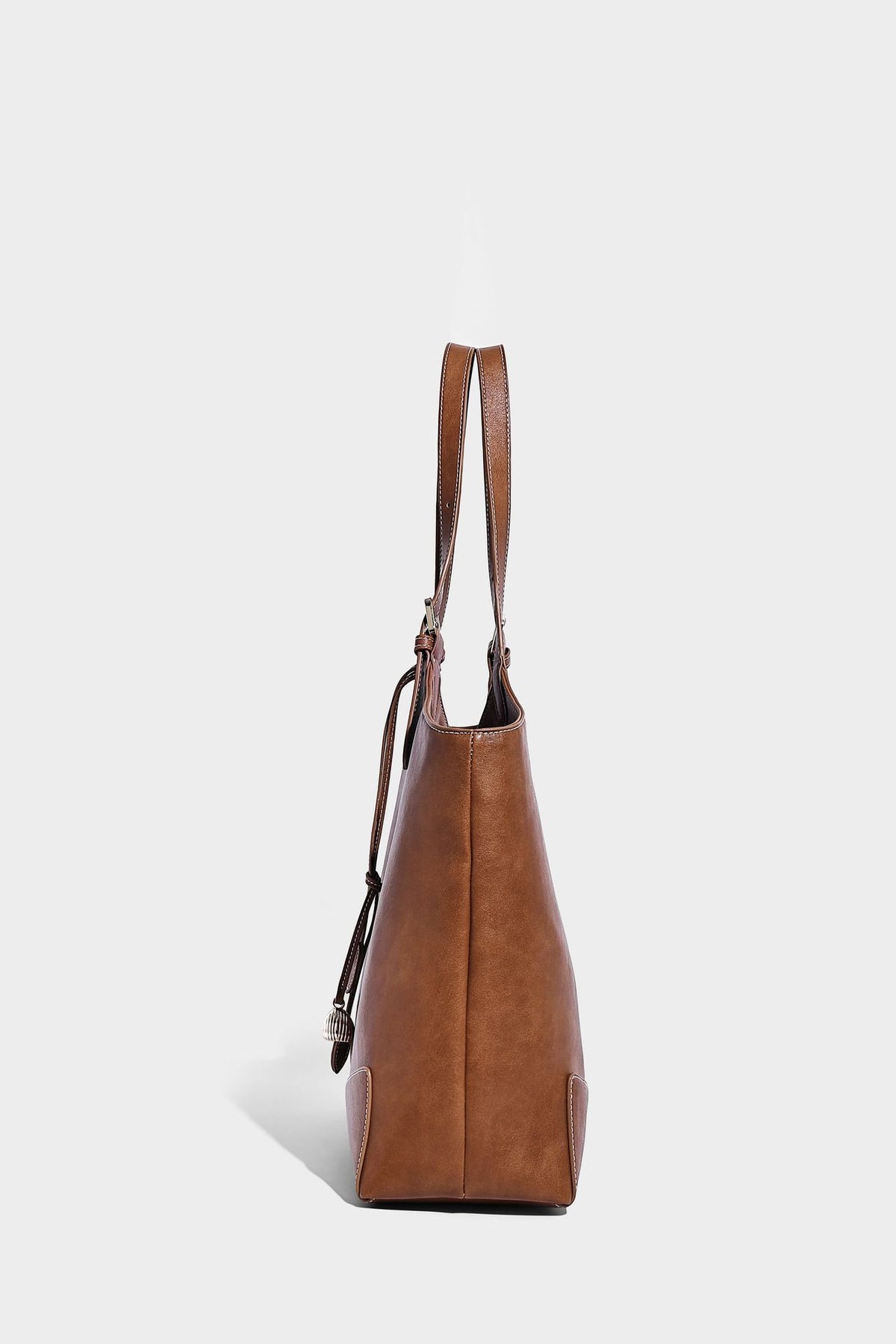 Große, strukturierte Schultertasche im Tote-Stil in Braun und Lederoptik mit langen Doppelriemen, Schnallenbeschlägen, Quasten-Anhänger und geschwungener