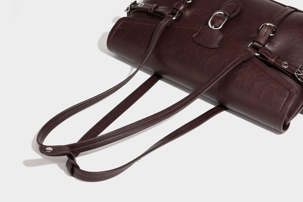 Strukturierte rechteckige Schultertasche mit Überschlagverschluss, vorderem Schnallengurt-Detail und ringförmigen Beschlägen in