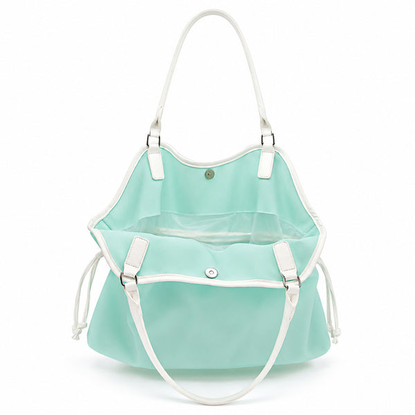 Glänzende mintfarbene Tote-Bag in Jelly-Optik mit weißem Besatz in Lederoptik, gewelltem oberen Rand und silberfarbenem Stern-Spiegelanhänger an einer Kugelkette