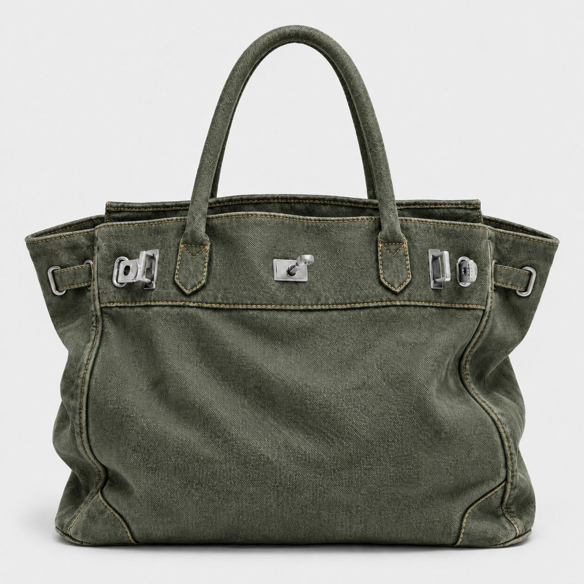 Lässig geschnittene Tote-Bag aus Denim mit silberfarbenem Drehverschluss und Schnallendetails sowie zwei gerollten Henkeln, Detailansicht 4