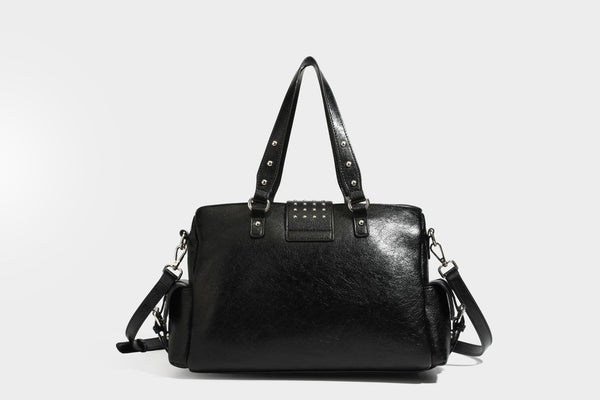 Strukturierte Moto-Satchel mit Nieten, Schnallenriemen, zwei Tragegriffen und abnehmbarem Crossbody-Riemen aus glattem Material mit Detail