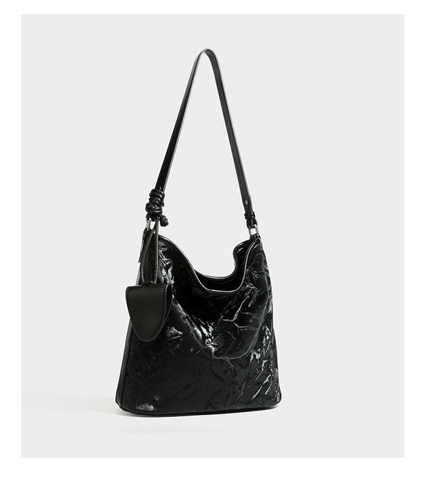 Große Hobo-Schultertasche mit Crinkle-Glanzfinish in Dunkelbraun, schmalem verstellbarem Riemen, geknoteten Beschlägen und seitlich befestigter Klappe
