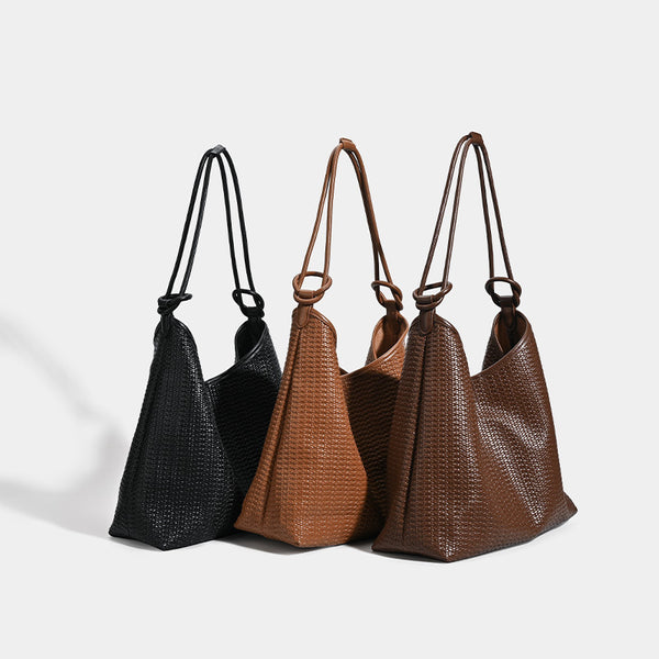Weich fallende Tote-Bag in gewebter, geprägter Lederoptik mit schmalen, geknoteten Schulterriemen in Trapezform, Detailansicht 2