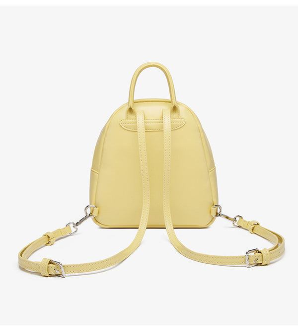 Kleine kuppelförmige Mini-Rucksackhandtasche in Pastellgelb mit glatter Lederoptik, oberem Bogenreißverschluss und silberfarbenen Details, Detailansicht