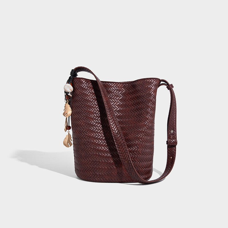 Bucket-Bag in gewebter Lederoptik mit Chevron-Muster, verstellbarem Schulterriemen und goldfarbenem Anhänger, Detailansicht 8