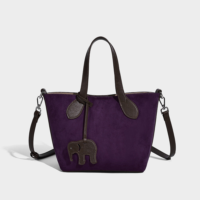 Kleine strukturierte Tote-Handtasche in Wildlederoptik mit Elefanten-Anhänger, zwei Tragegriffen und abnehmbarem Crossbody-Riemen, Detailansicht 3