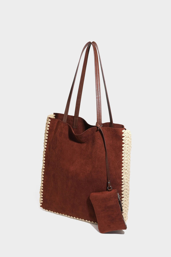 Große matte Tote-Bag in Veloursleder-Optik mit cremefarbenem Randbesatz aus gehäkelter Kordel, langen schmalen Schulterriemen und kleinem abnehmbarem, passendem