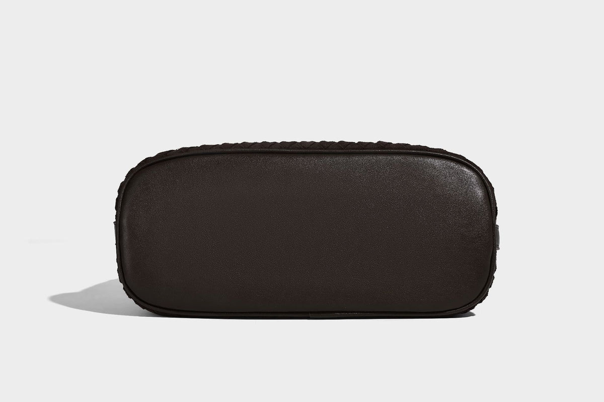 Dunkelbraune Beuteltasche mit Webstruktur, Knotenverschluss, Details in Goldoptik und verstellbarem Schulterriemen, Detailansicht 18