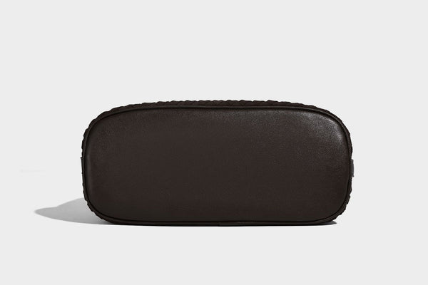 Dunkelbraune Beuteltasche mit Webstruktur, Knotenverschluss, Details in Goldoptik und verstellbarem Schulterriemen, Detailansicht 18