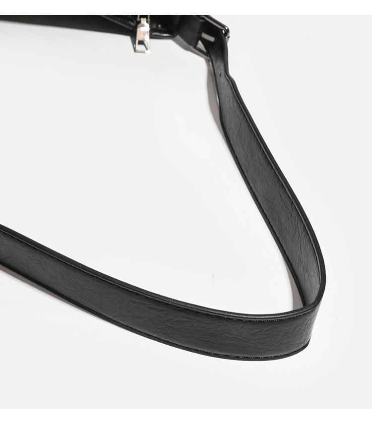 Lässige, große schwarze Schultertasche in Lederoptik mit Reißverschluss, breitem flachem Boden und langem verstellbarem Riemen, Detailansicht 12