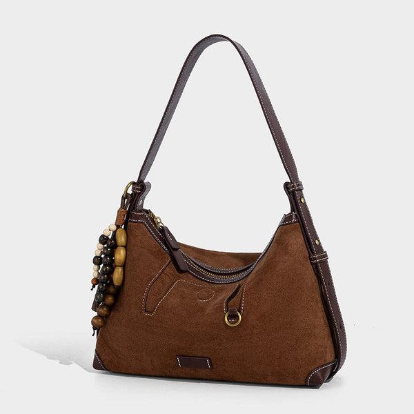 Matte Hobo-Schultertasche in warmem Braun in Velourslederoptik mit dunklem Besatz in Lederoptik, Kontrastnähten, goldfarbenen Beschlägen sowie