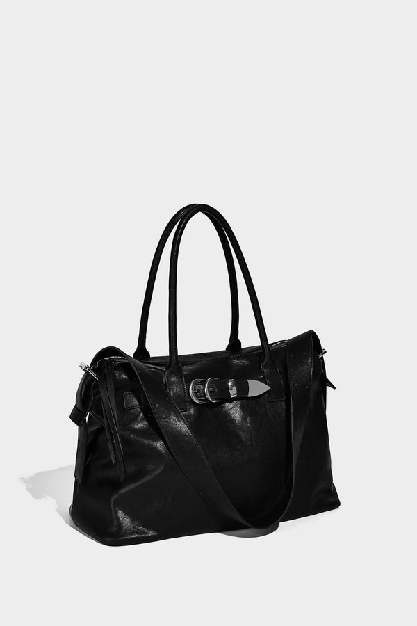 Glänzende, strukturierte schwarze Tote-Bag mit silberfarbenem Schnallenriemen, zwei Henkeln und abnehmbarem Schulterriemen, Detailansicht 25