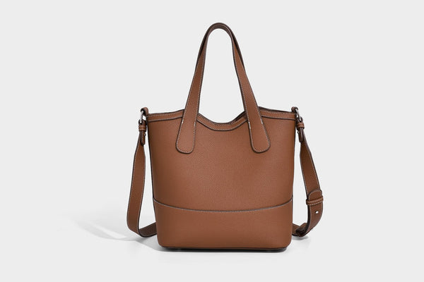 Formstabiler Shopper mit genarbter Oberfläche in Karamellbraun, zwei Henkeln, abnehmbarem Crossbody-Riemen und abnehmbarem Reißverschluss