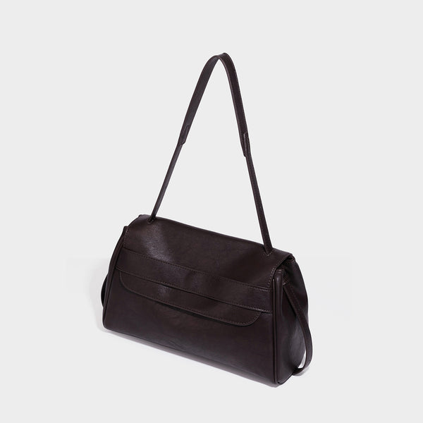 Strukturierte rechteckige Schultertasche in Dunkelbraun mit Überschlag aus Lederoptik, mehrlagigem Detail auf der Vorderseite und langem verstellbarem Riemen, Detailansicht