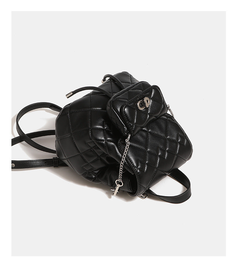 Kleiner gesteppter Rucksack in Lederoptik mit Rautensteppung, silberfarbenem Kettenelement, Vordertasche mit Drehverschluss und