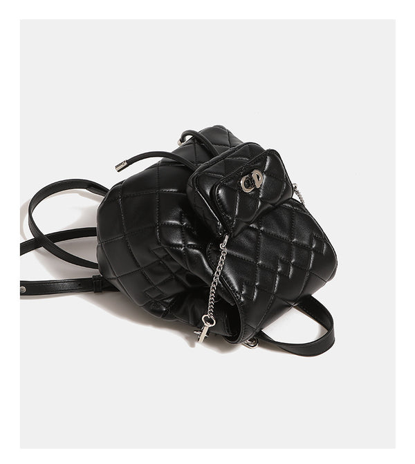 Kleiner gesteppter Rucksack in Lederoptik mit Rautensteppung, silberfarbenem Kettenelement, Vordertasche mit Drehverschluss und
