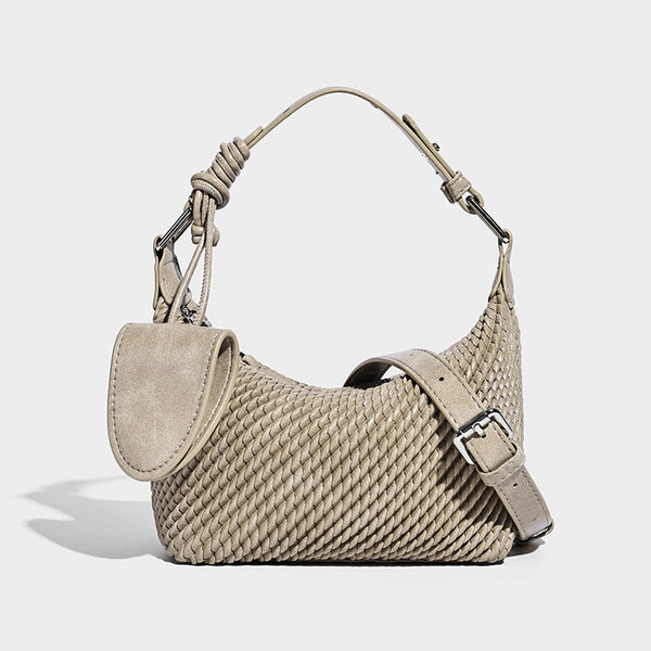 Halbmondförmige Hobo-Schultertasche in gewebter Optik mit geknotetem Tragegriff, integrierter Mini-Klappentasche und verstellbarem Träger in warmen